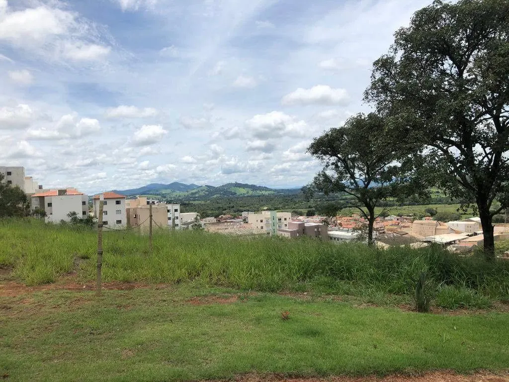 Terreno à venda de 1.569 m² em Pouso Alegre, MG, Brasil