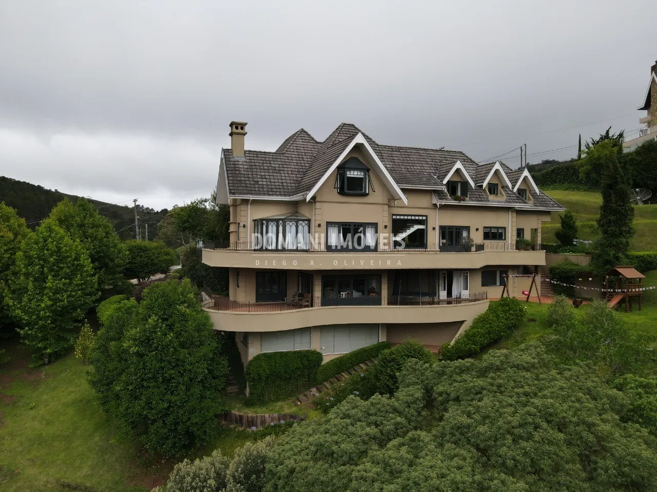 Casa à venda de 2.100 m² em Campos do Jordão, SP, Brasil