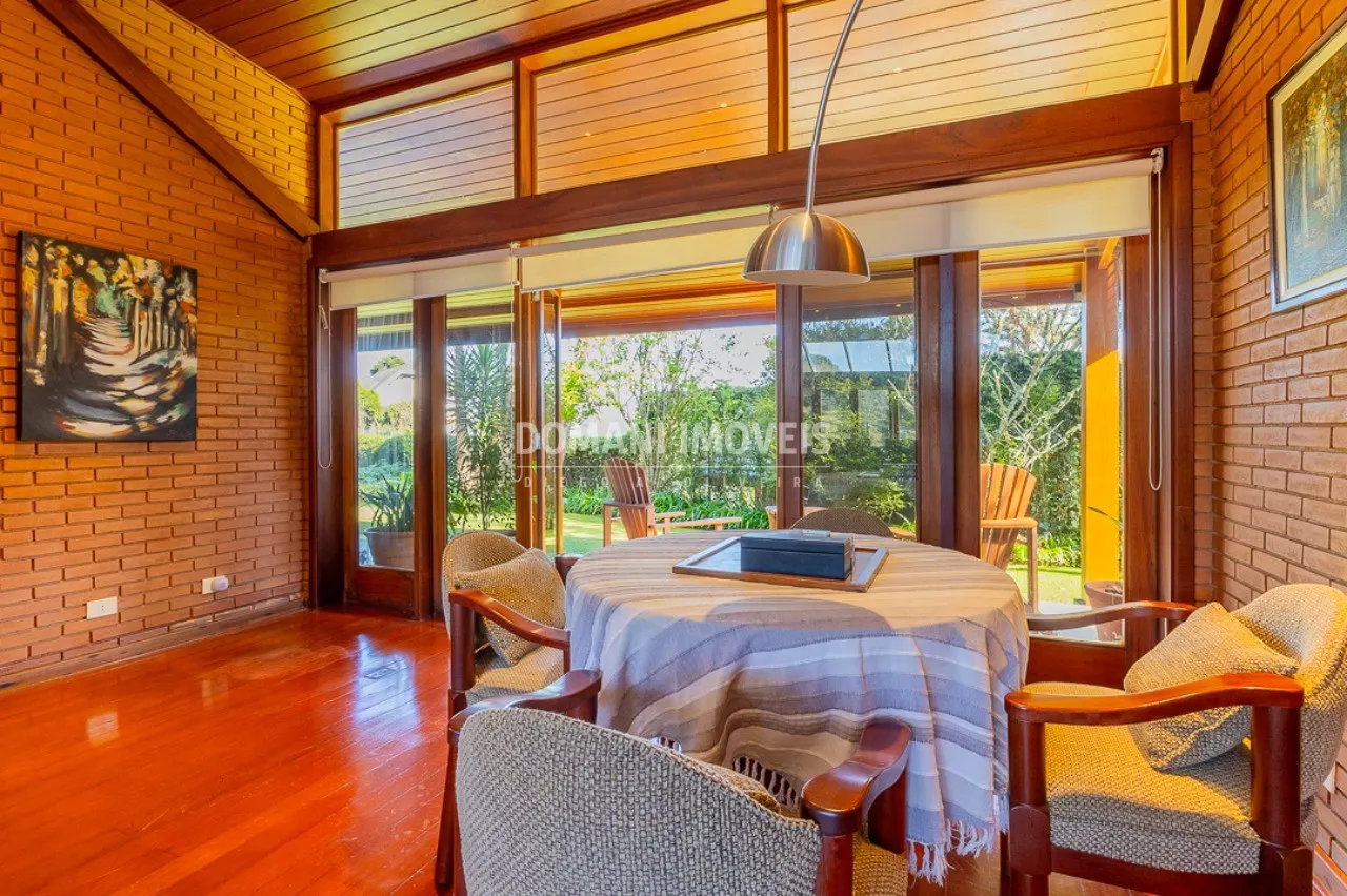 Casa à venda de 1.805 m² em Campos do Jordão, SP, Brasil