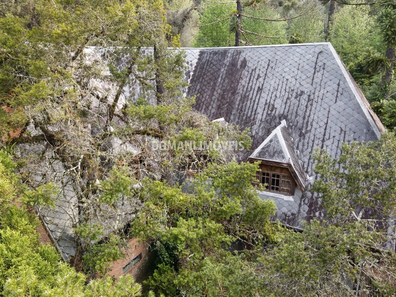 Casa à venda de 2.390 m² em Campos do Jordão, SP, Brasil
