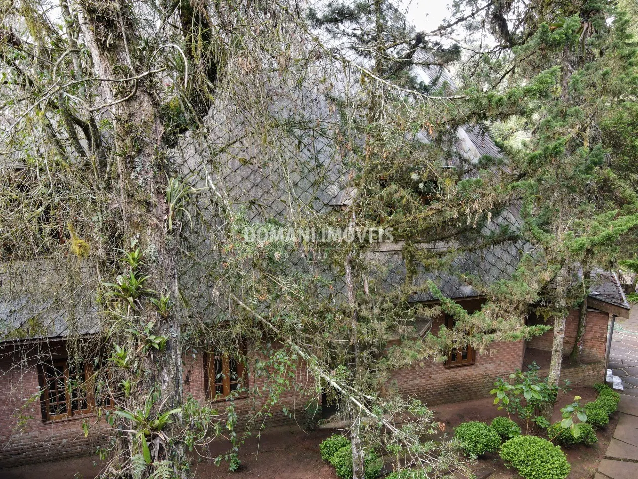 Casa à venda de 2.390 m² em Campos do Jordão, SP, Brasil