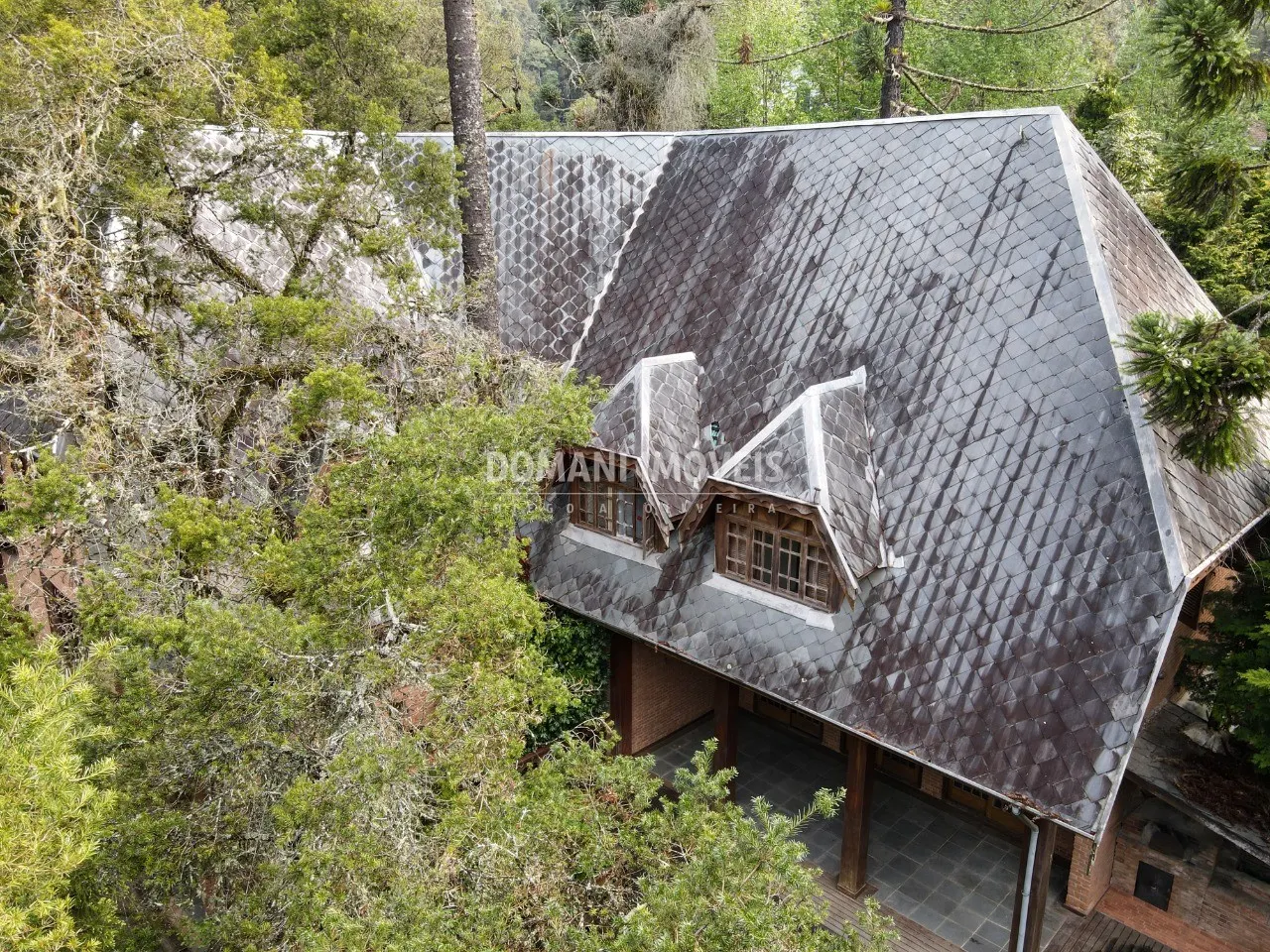 Casa à venda de 2.390 m² em Campos do Jordão, SP, Brasil
