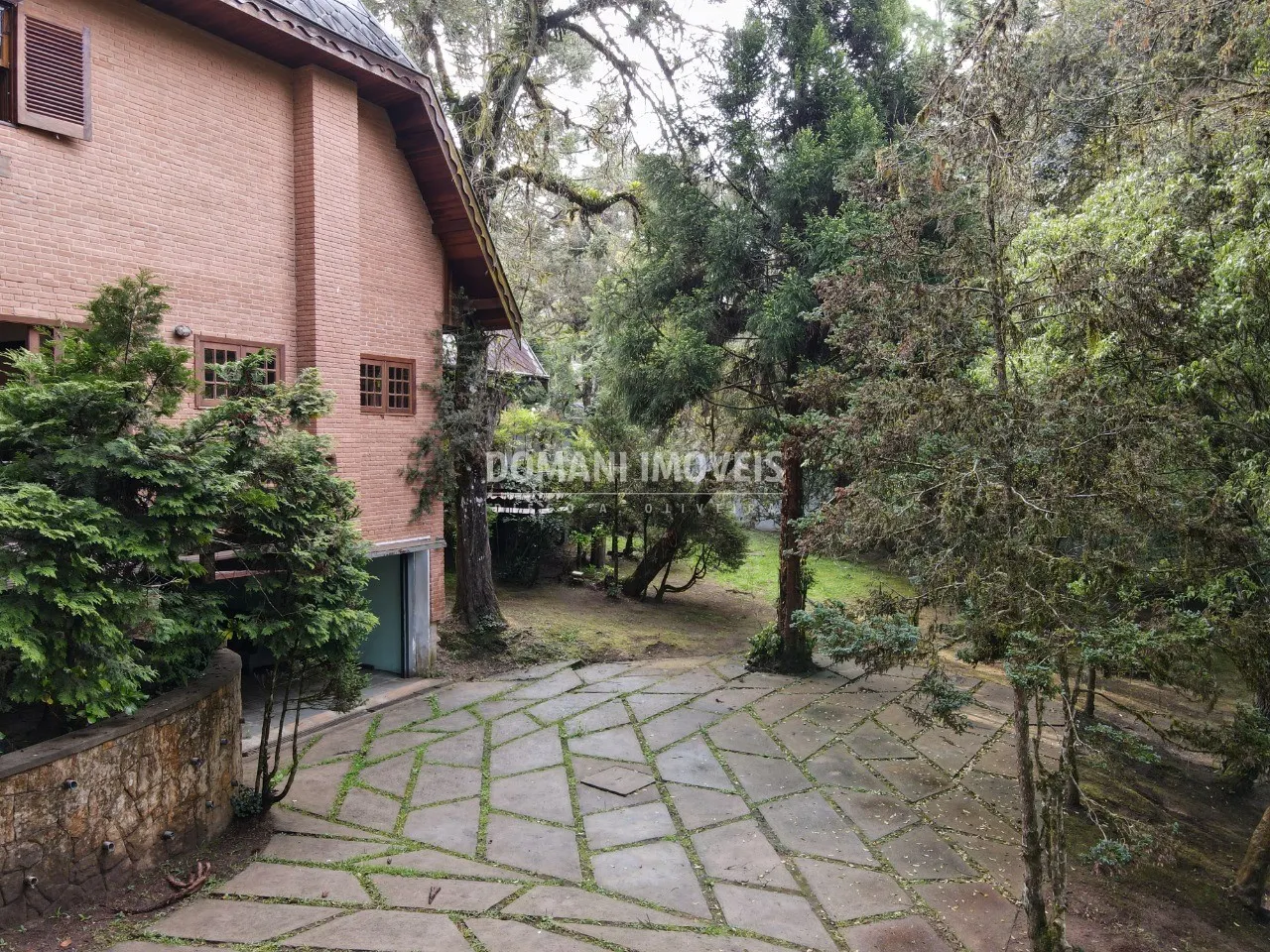 Casa à venda de 2.390 m² em Campos do Jordão, SP, Brasil