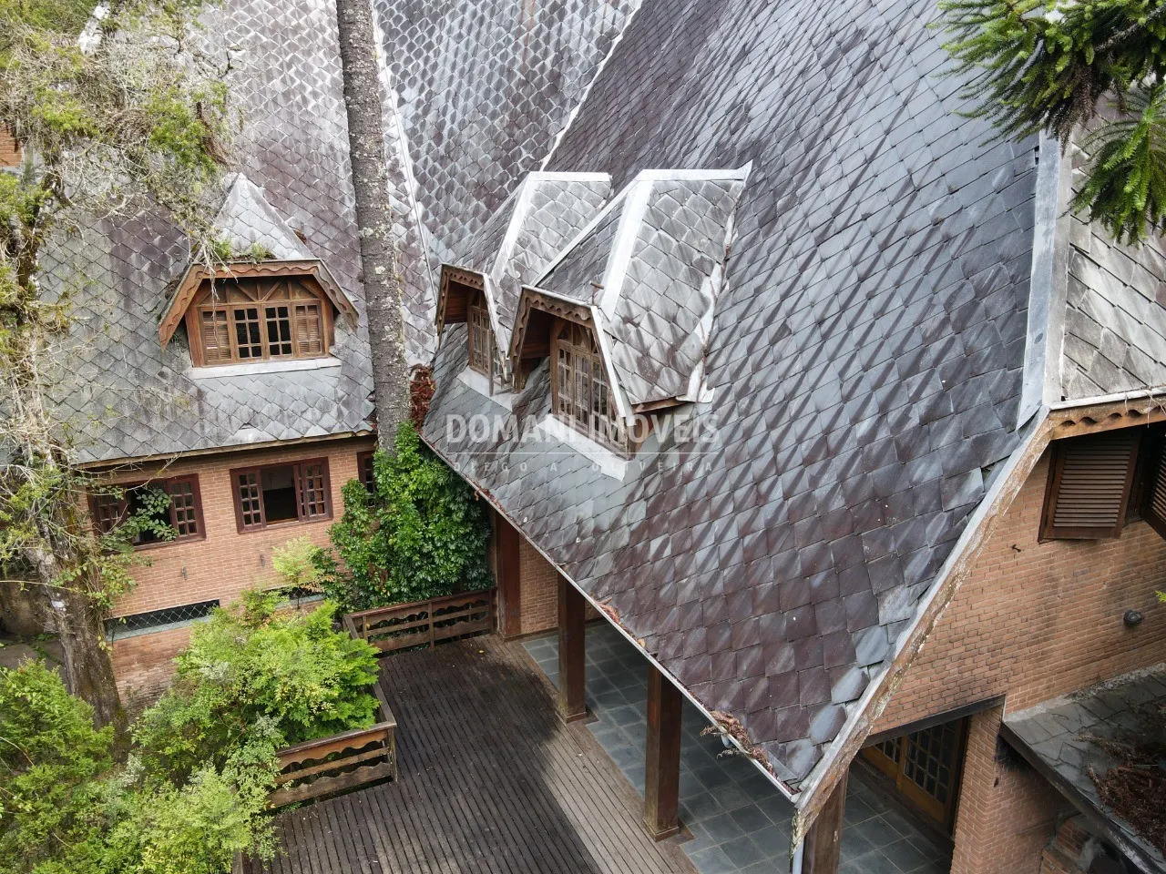 Casa à venda de 2.390 m² em Campos do Jordão, SP, Brasil