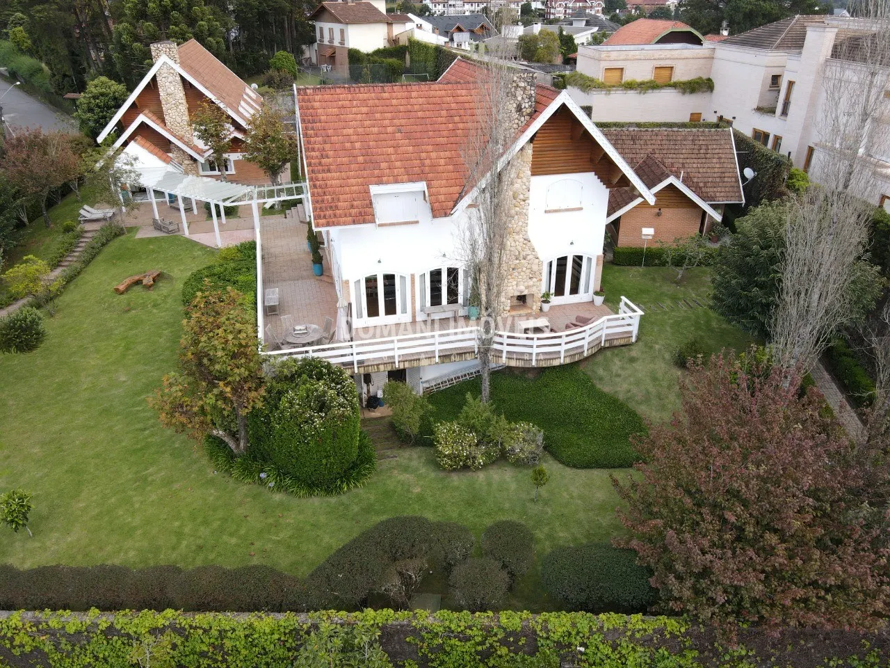 Casa à venda de 2.730 m² em Campos do Jordão, SP, Brasil