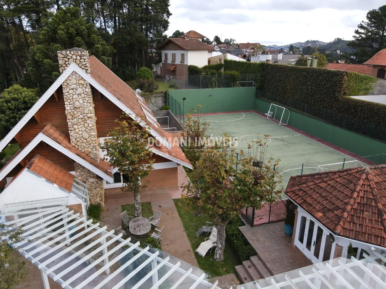 Casa à venda de 2.730 m² em Campos do Jordão, SP, Brasil