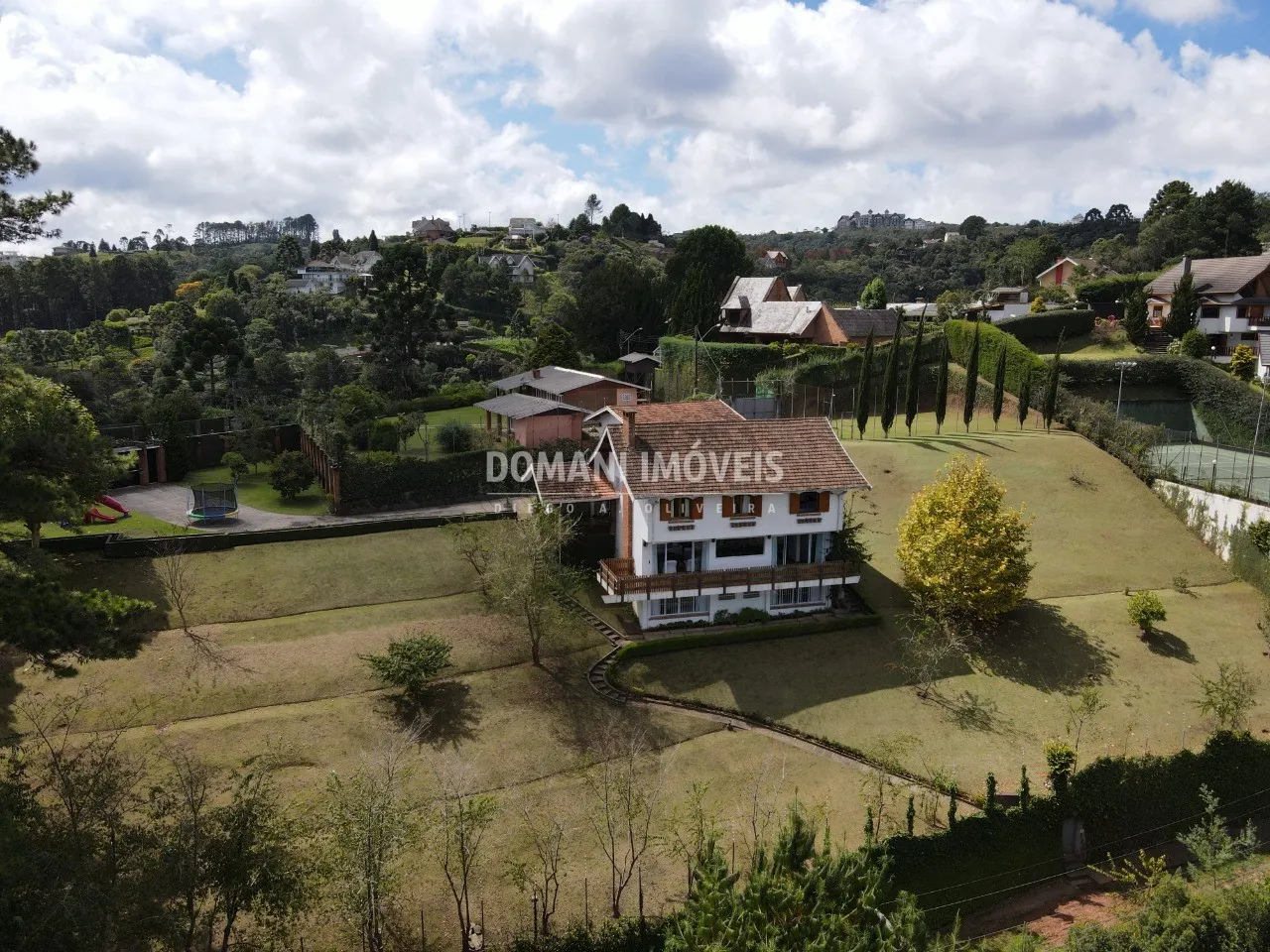 Casa à venda de 2.210 m² em Campos do Jordão, SP, Brasil