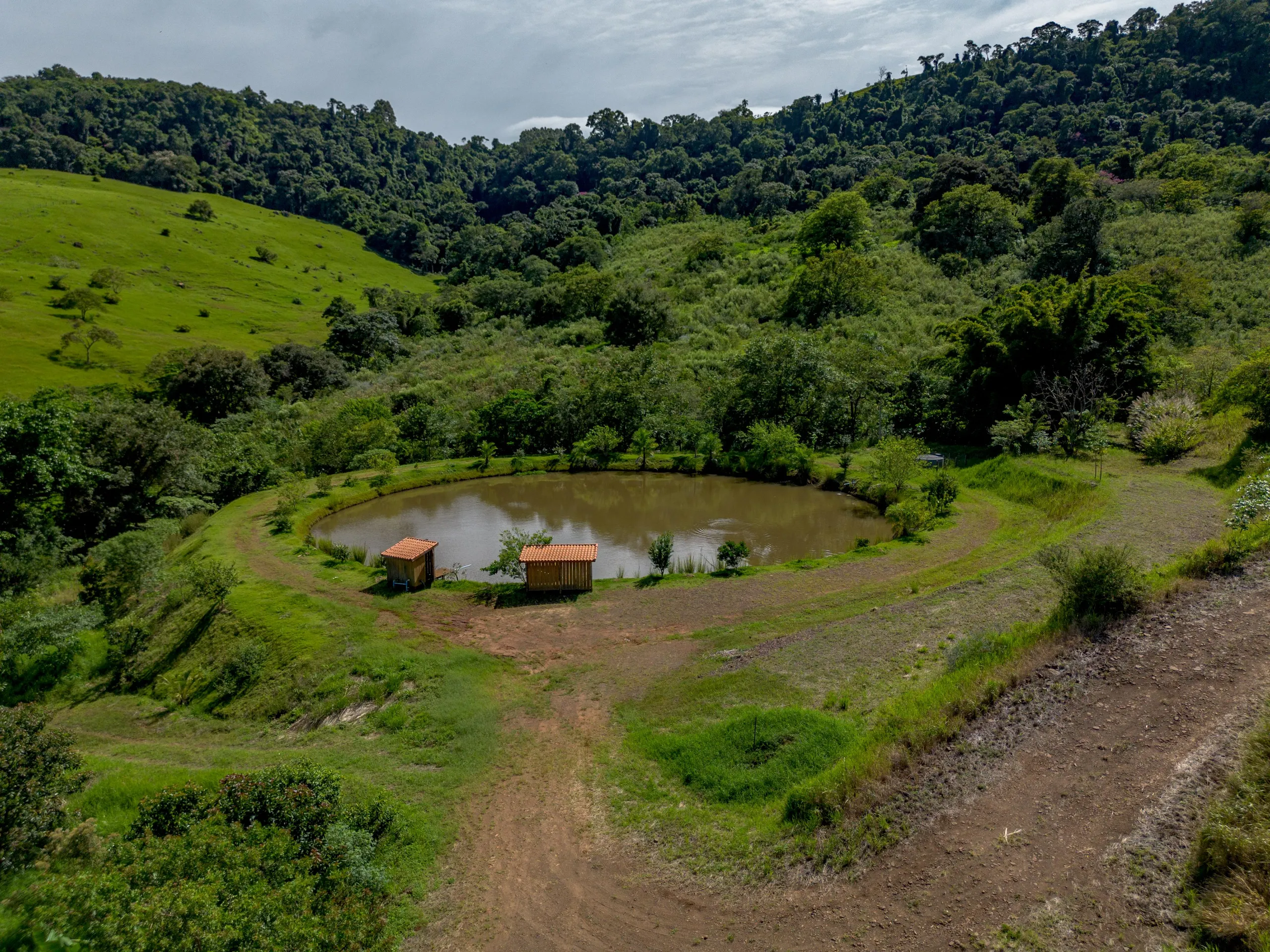 Terreno à venda de 3 ha em Pardinho, SP, Brasil
