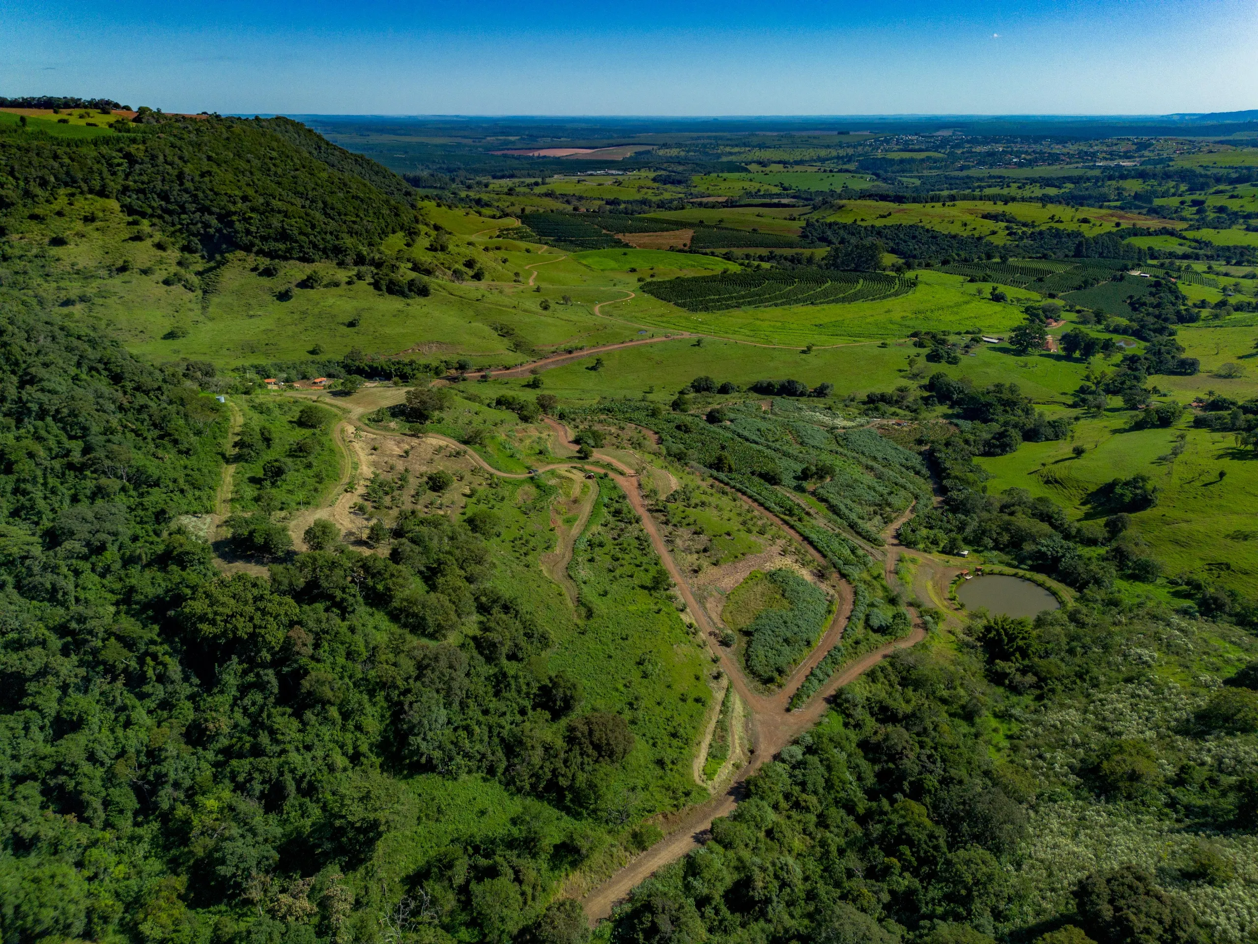 Terreno à venda de 3 ha em Pardinho, SP, Brasil