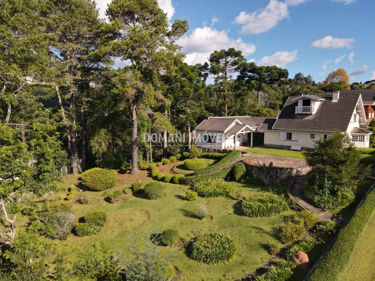 Casa à venda de 2.740 m² em Campos do Jordão, SP, Brasil