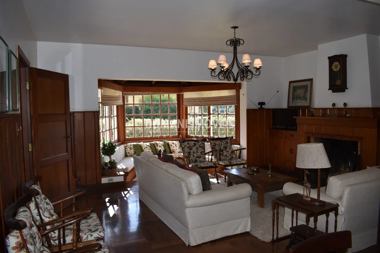 Casa à venda de 2.740 m² em Campos do Jordão, SP, Brasil