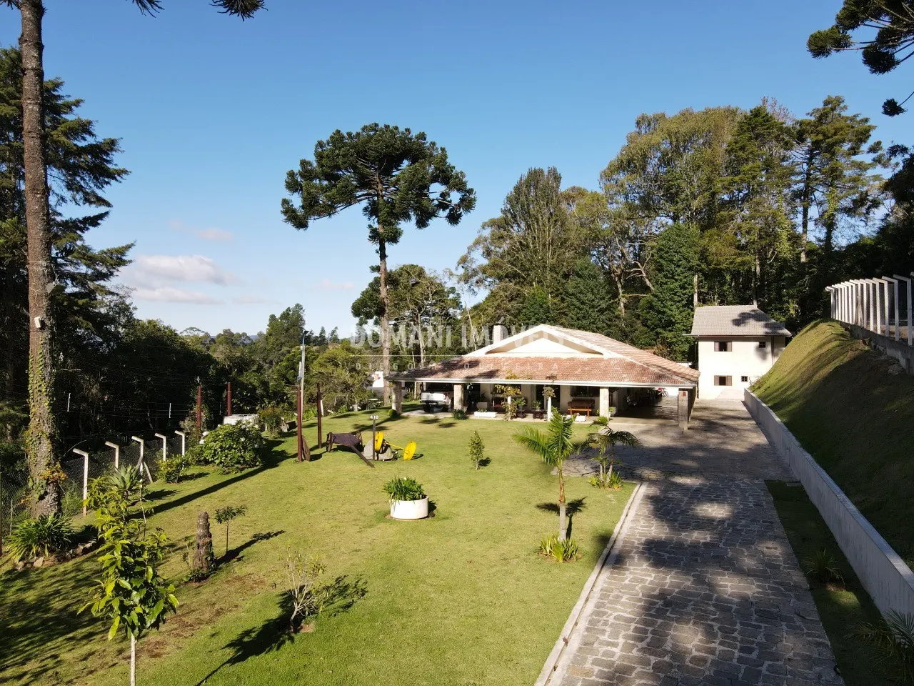 Casa à venda e para Alugar de 2.550 m² em Campos do Jordão, SP, Brasil