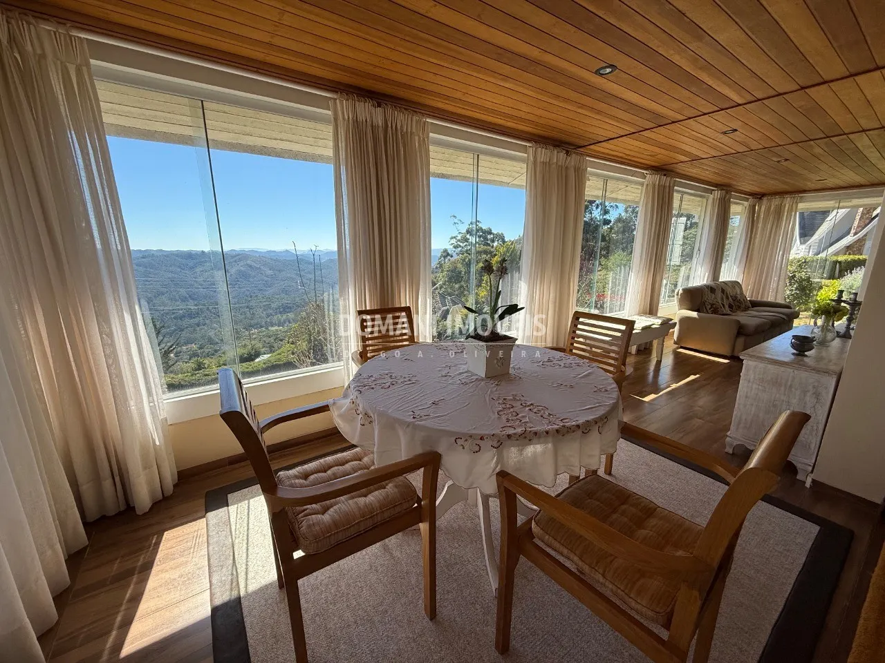 Casa à venda de 1.435 m² em Campos do Jordão, SP, Brasil