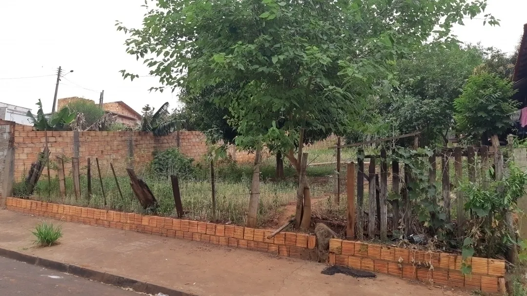 Terreno à venda de 378 m² em Piraju, SP, Brasil