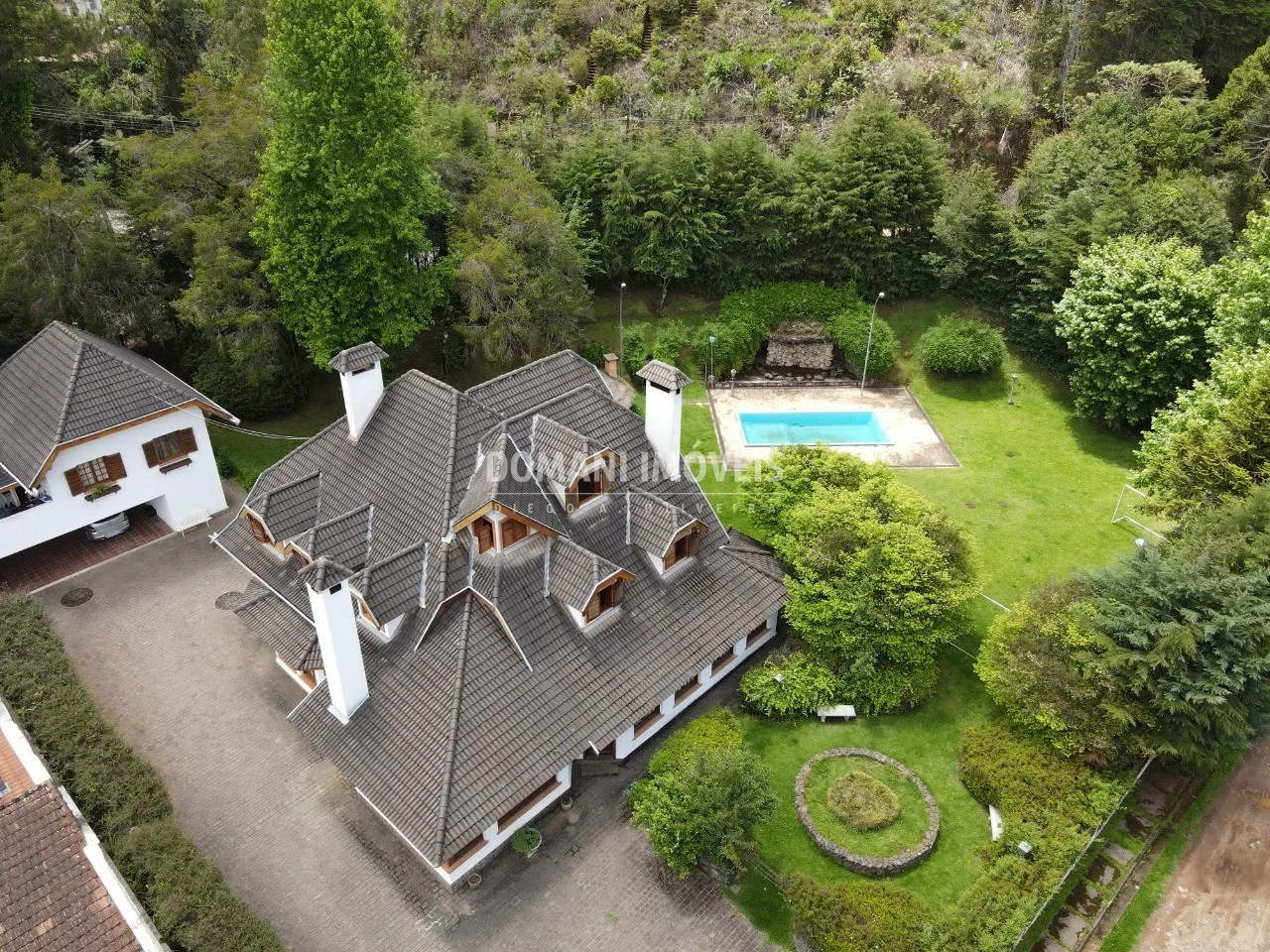Casa à venda de 2.550 m² em Campos do Jordão, SP, Brasil