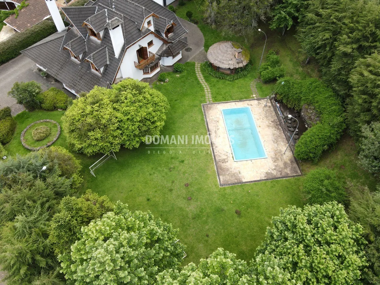 Casa à venda de 2.550 m² em Campos do Jordão, SP, Brasil