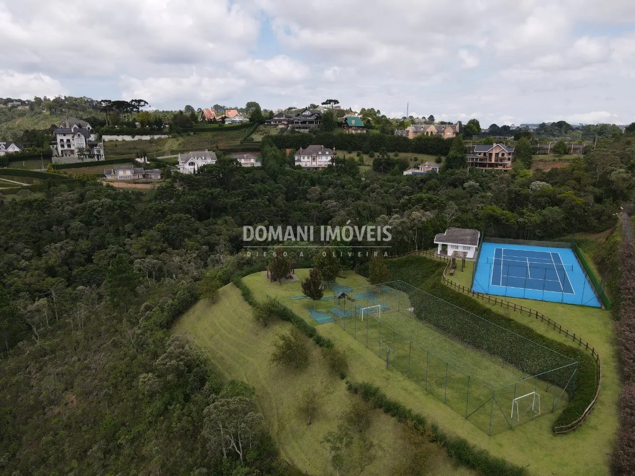 Casa à venda de 3.370 m² em Campos do Jordão, SP, Brasil