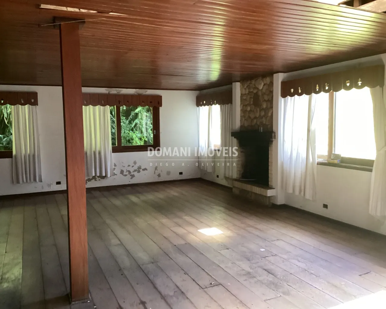 Casa à venda de 3.830 m² em Campos do Jordão, SP, Brasil